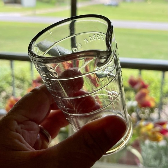 EASTMAN KODAK, VINTAGE GLASS MEASURING BEAKER.  2 3/4”W X 4”H X 2”BASE - Picture 5 of 6